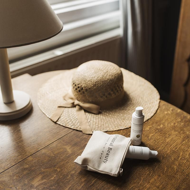 Toilettasje met mini Reinigingsmilk en - Lotion