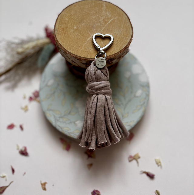 Porte-clés pompon taupe en coton recyclé