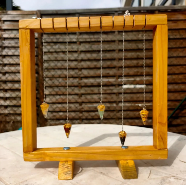 Pendule en résine et pierres