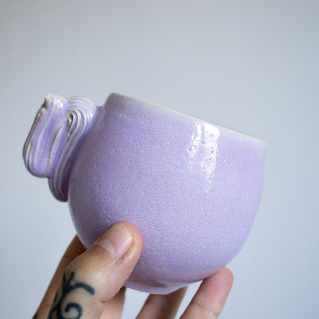 Tasse violette, anse meringue