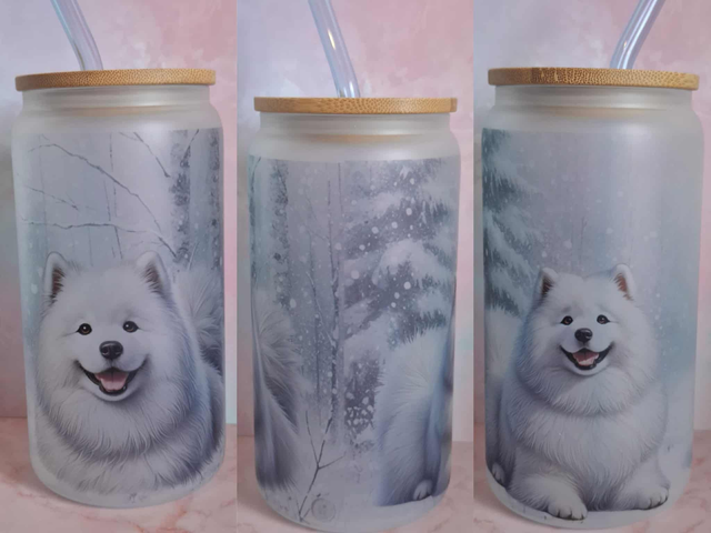 Verre givré Samoyède sous la neige