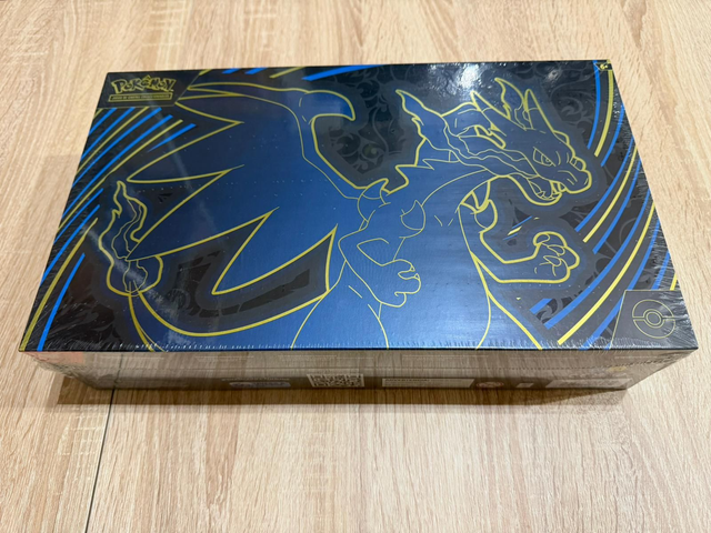 Pokémon TCG: Charizard Ultra-Premium Collection (2022)