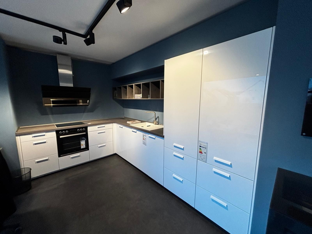 Nobilia Einbauküche Musterabverkauf Weiß Hochglanz incl. Junker Geräte