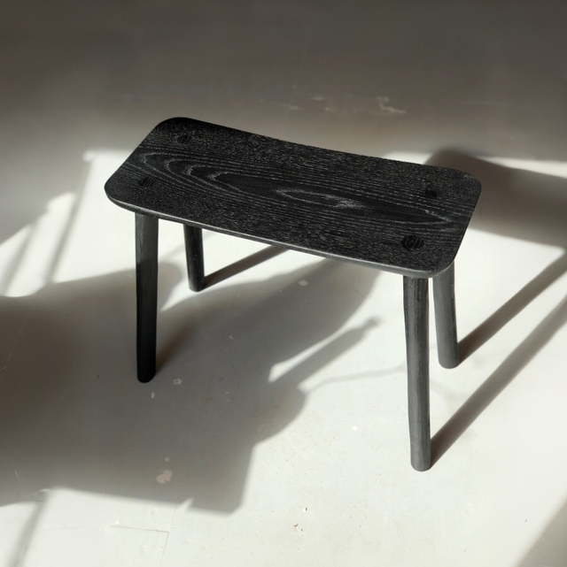 Tabouret large en chêne teinté noir