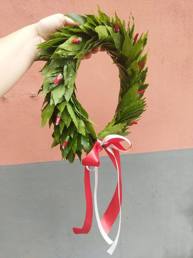 Coroncina per laurea con peperoncini e fiocco rosso