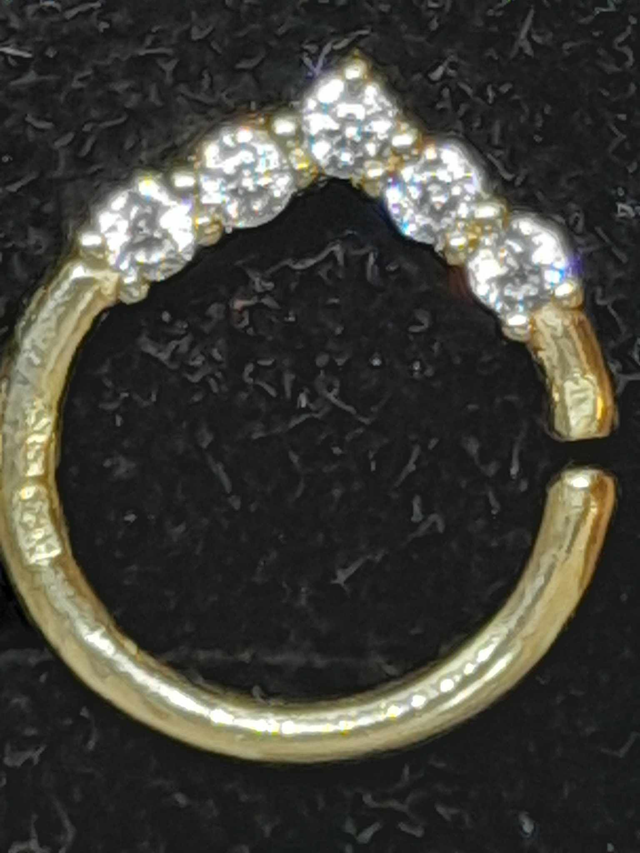 14K arany karika 5 kis kővel