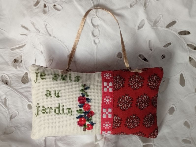 coussin de porte à suspendre "je suis au jardin" broderie point de croix