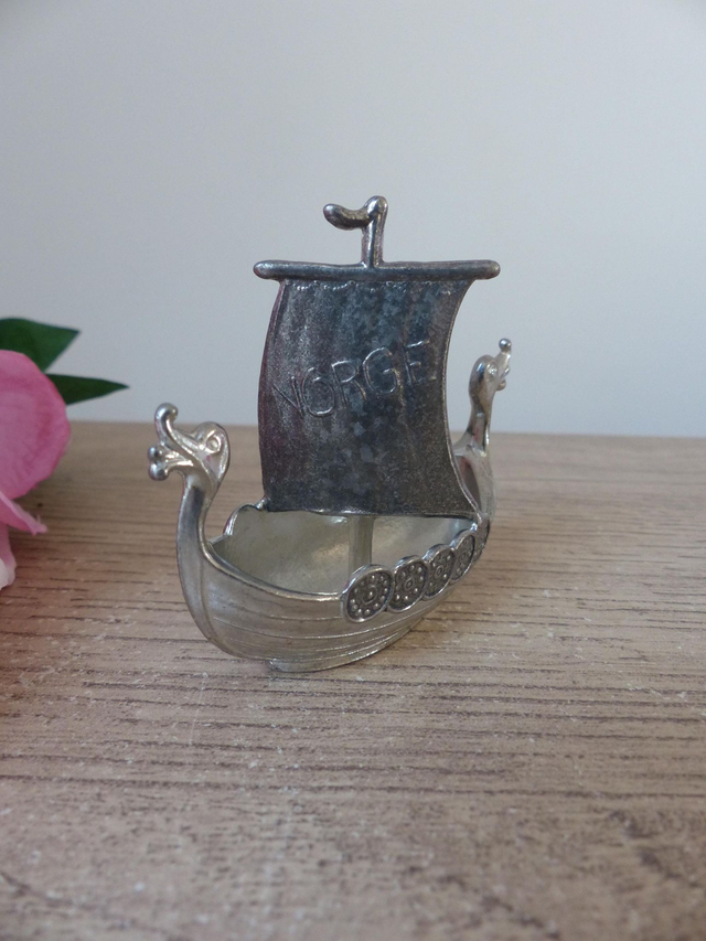 Bateau viking miniature en étain, bateau viking fait à la main, bateau de Tinn souvenir, chaloupe viking Handstopt, navire dragon nordique