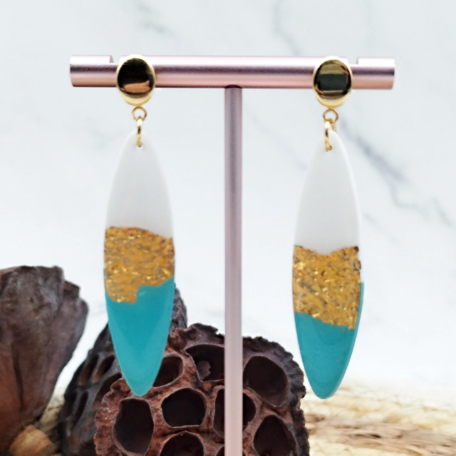 Boucles d'oreilles "Ama", Bleu, Blanc et feuille dorée