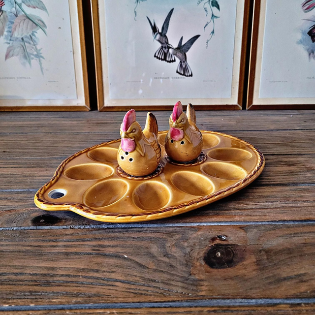 X Plat à oeuf vintage en barbotine avec sa salière et son poivrier en forme de poule 