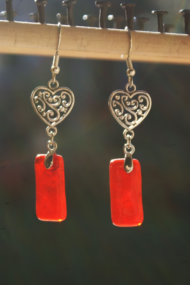 Boucles d'oreilles rouge écarlate en verre transparent. Numéro 5
