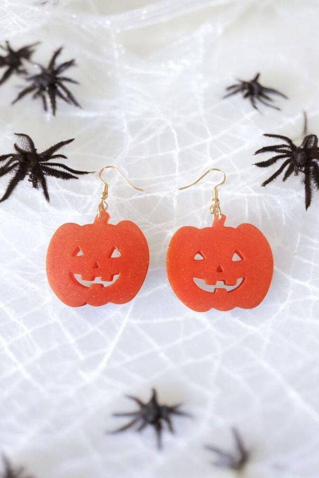 Boucles d&#039;oreilles en résine uv, hypoallergénique fait main 