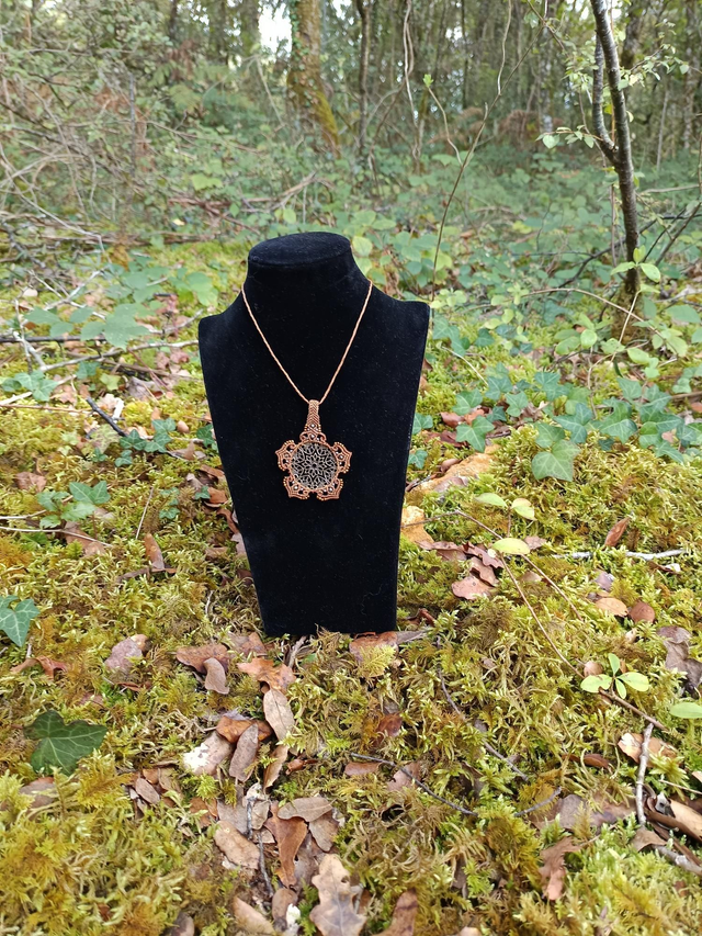 Collier mandala marron perlé doré mareon