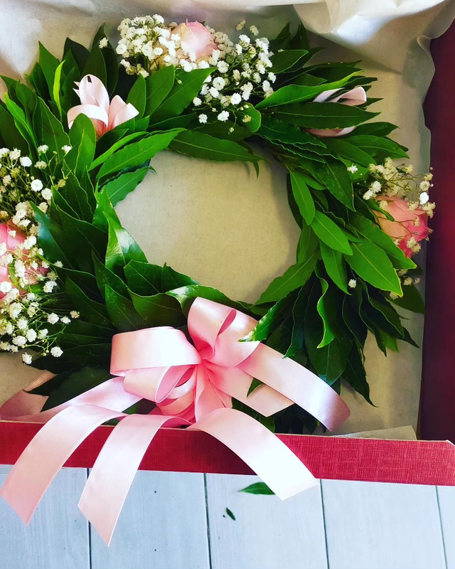 Serto di alloro elaborato con rose 