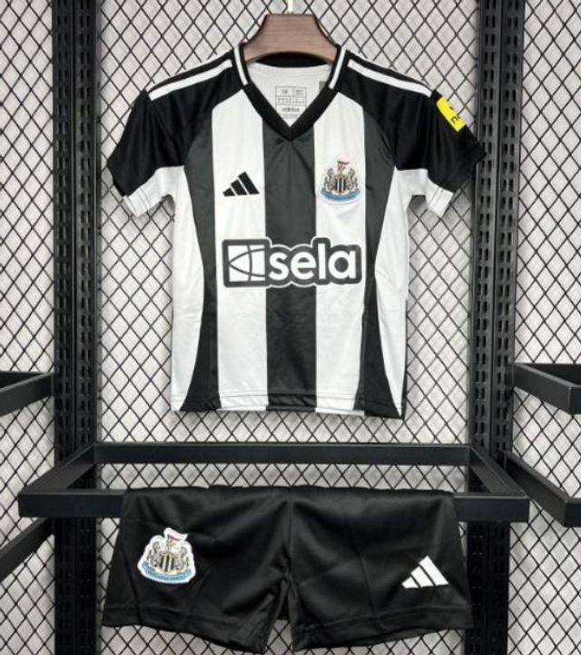 Conjunto camiseta + pantalón NIÑOS 1ª Newcastle 24-25 