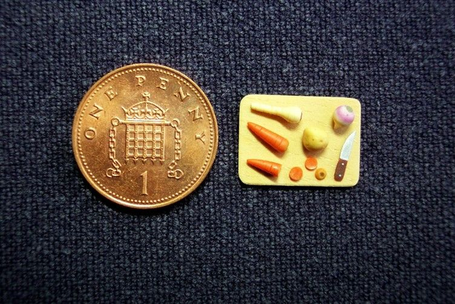 Root Vegetables on Chopping Board (1/24th scale)