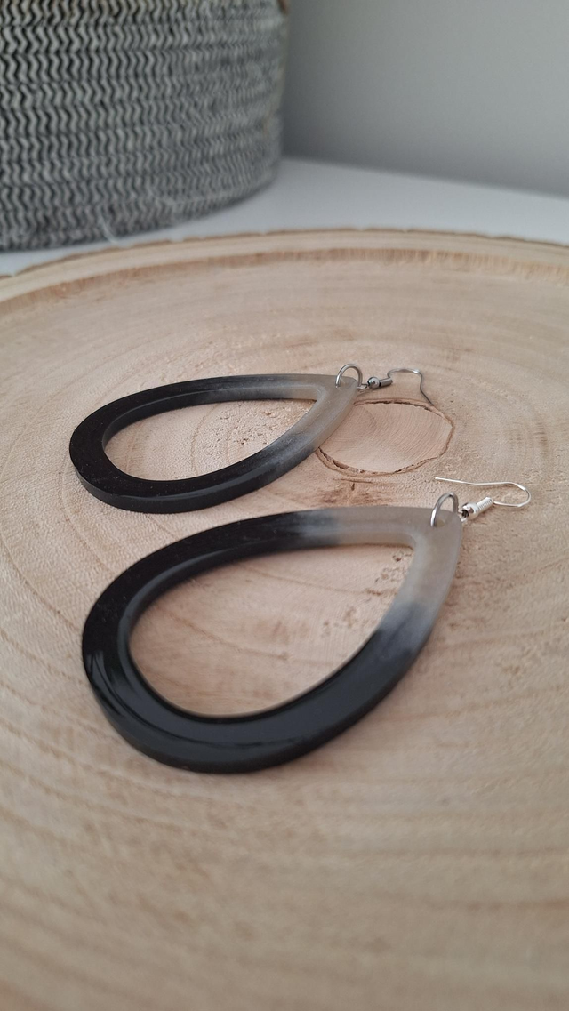 Boucles d&#039;oreilles gouttes noire/beige