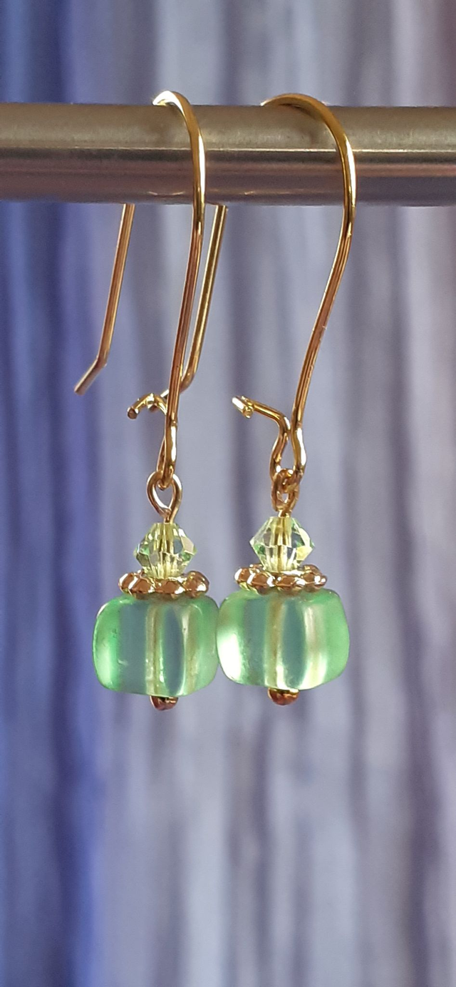 Kuboa Petites boucles d'oreilles dorées, vert anis