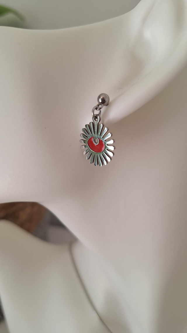 Boucles d&#039;oreilles soleils œil rouge