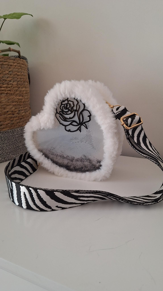 Sac résine fourrure cœur/rose noir et blanc