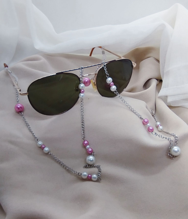 Chaîne de lunettes acier inoxydable et perles acrylique, embouts silicone, longueur 75 cm.