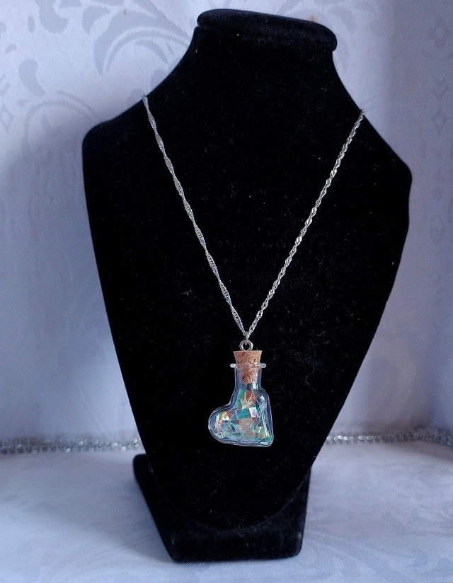 Collier fiole coeur holographique