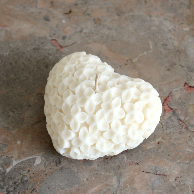 Bougie moulée coeur fleuri