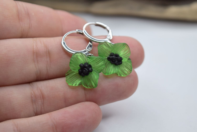 CRÉOLES FLEURS VERT HERBE MONTURE ARGENT (VC2)