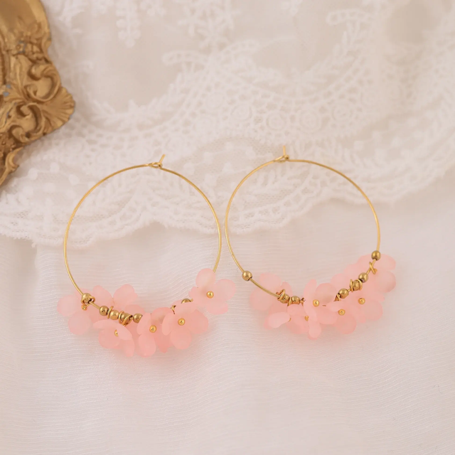 Boucles d'oreilles créoles mini fleurs rosées avec billes dorées