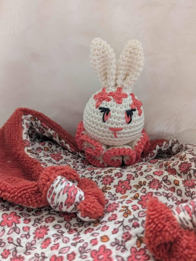 Doudou lapin blanc et rouge
