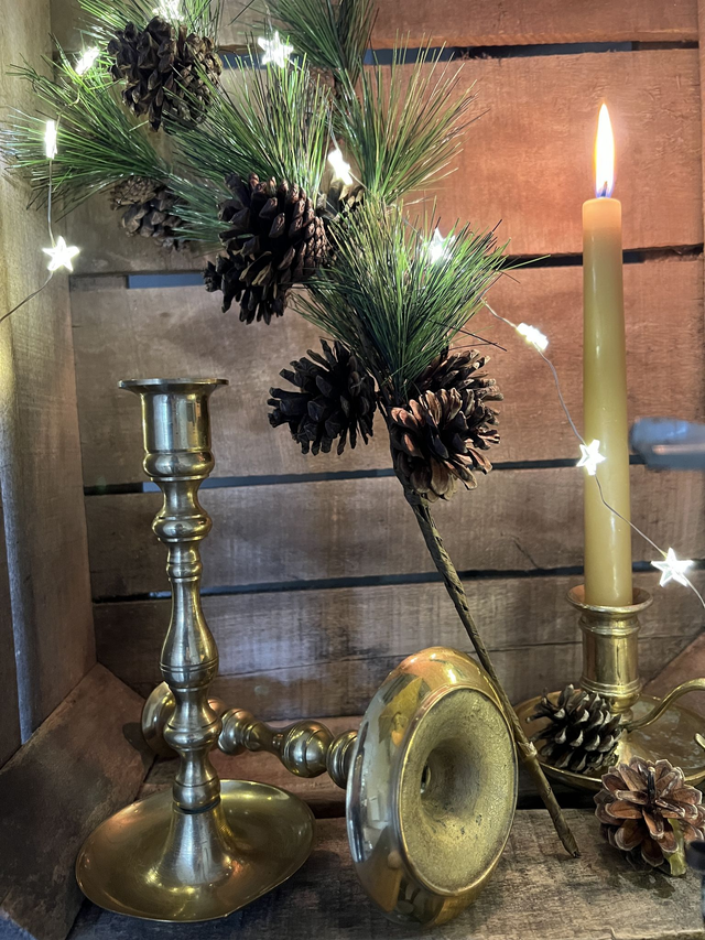 ERNEST - Paire de bougeoirs anciens en laiton