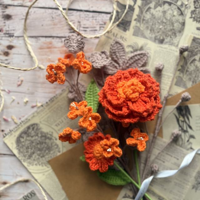 Bouquet œillet d’Inde, osmanthus et marguerite au crochet