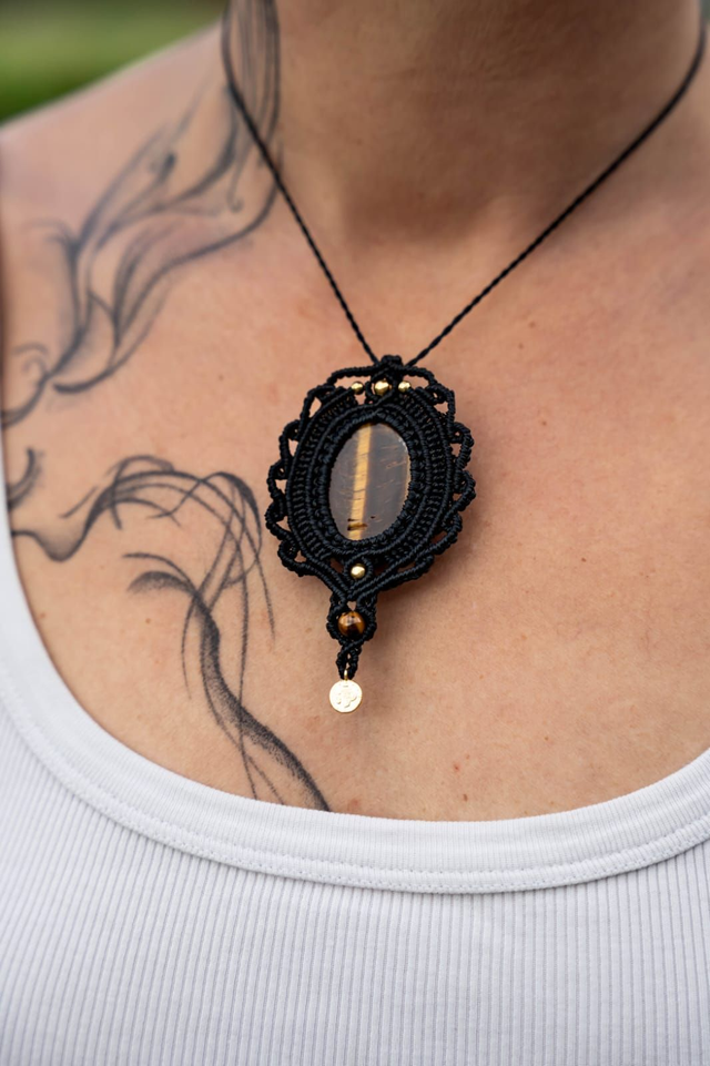 Collier long en micro-macramé couleur noir avec pierre Oeil de Tigre