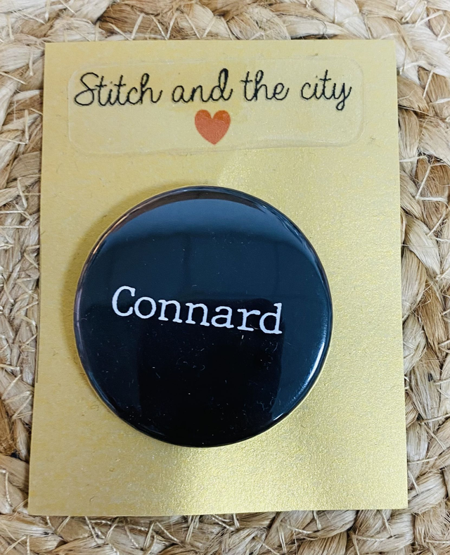 Badge insultant Connard