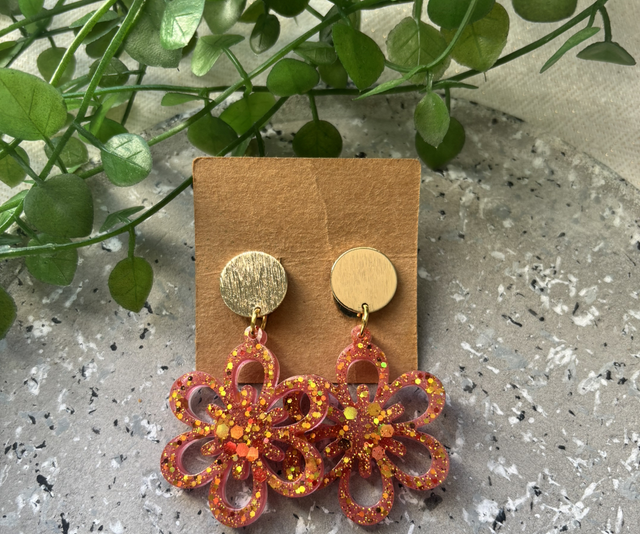 Boucles d’oreilles résine rose à paillettes 