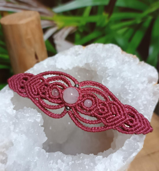 Barrette en micro-macramé et quartz rose