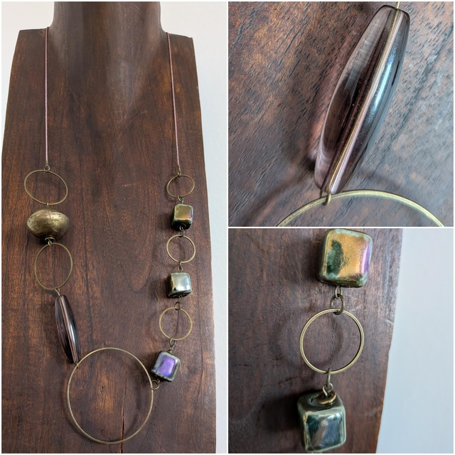 Céramique aux tons mordorés , perle violine en verre oblongue, boule bronze monté sur fil japonais résistant réglable en pièce unique 