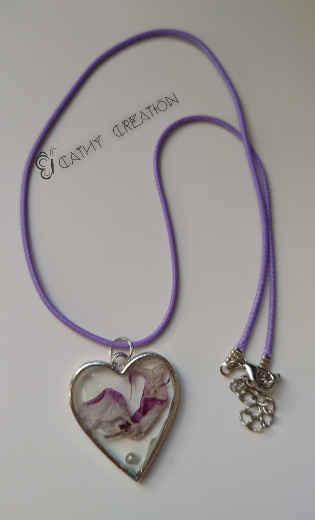 Collier avec inclusion de fleur naturelle 