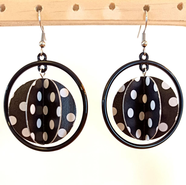 Grand cercle en métal noir, grande perle en papier