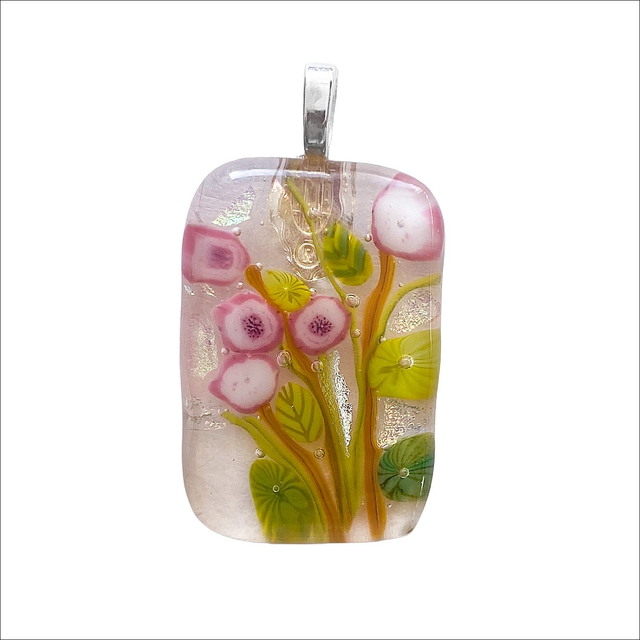 Pendant in clear glass with pink murine flowers, green murine leaves and silver/green dichroic glass (Ref P33)