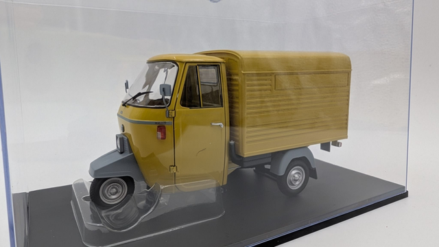 Piaggio Ape P501 year 1979 - 1:18