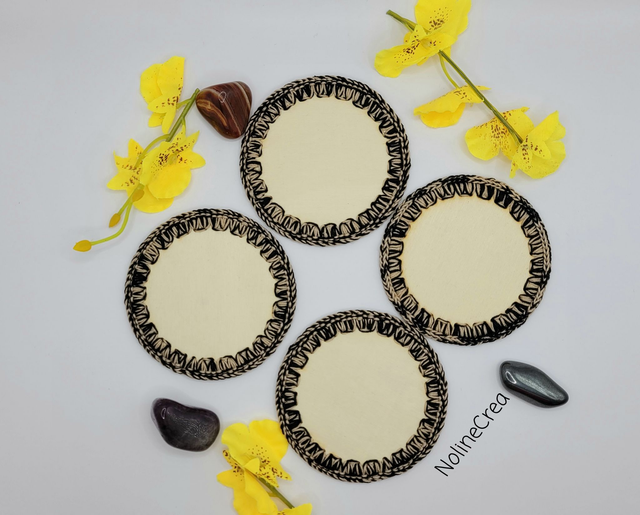 Lot de trois sous-verres ou tasses beige et noir , bleu et noir ou rose et beige