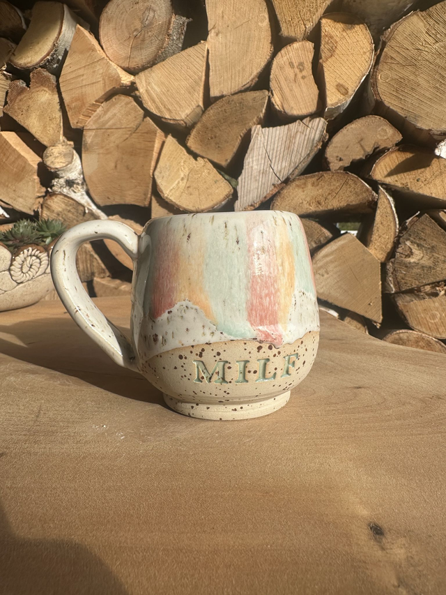 Keramikbecher „MILF“ mit Henkel – handgemacht & bunt glasiert