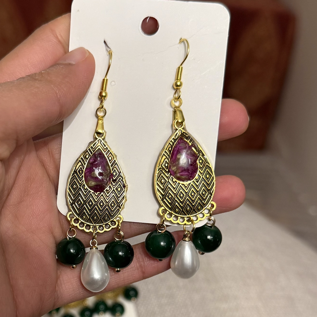 Pink Gorphena dried petals with emerald snd pesls 