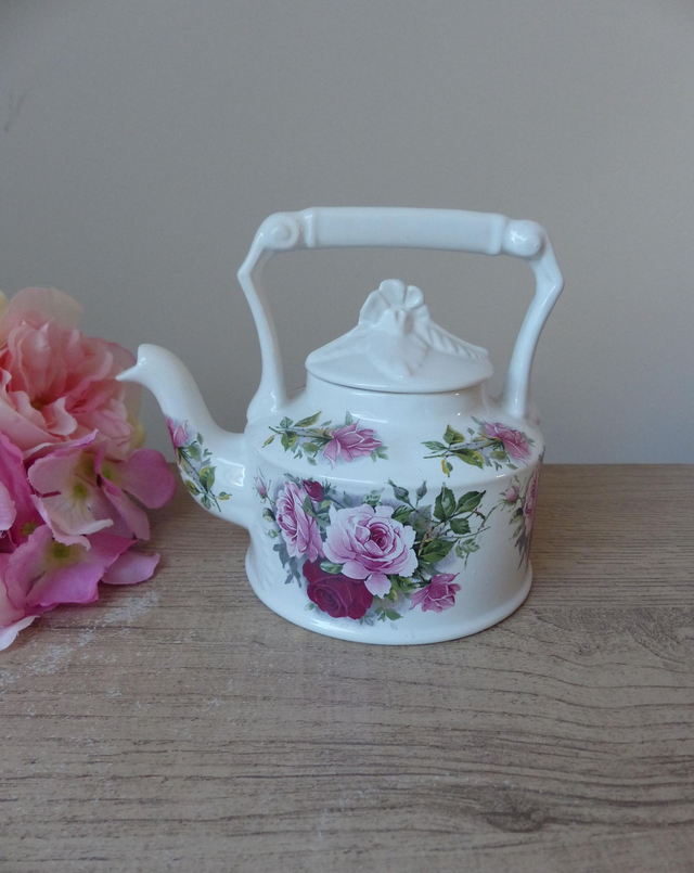 Théière romantique Vintage Arthur Wood – Élégance Made in England – Décor floral de roses rouges– Idée cadeau ou décoration cottage chic