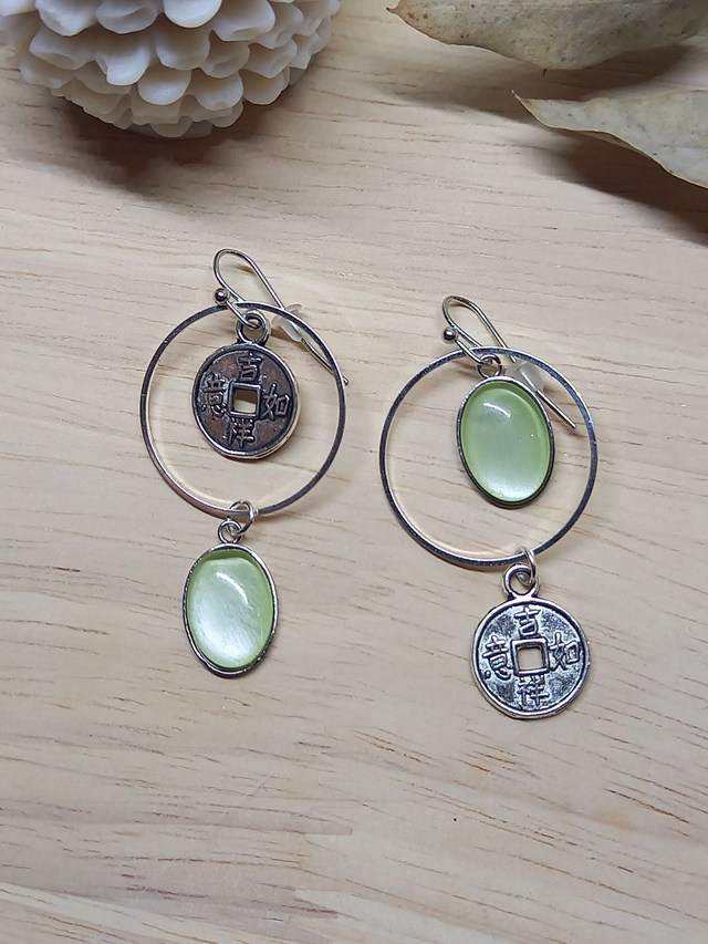 Boucles d&#039;oreilles asymétriques - cabochon ovale vert anis /  cercle fin métal argenté / breloque motifs chinois / argenté