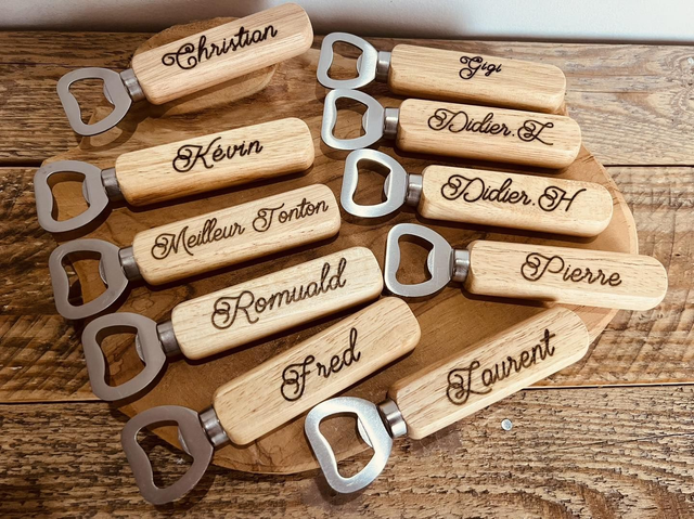 Décapsuleur en bois gravé 
