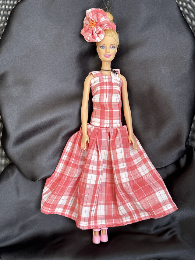 Poupée – Robe en tissu à carreau &amp; Coiffe assortie - Fait main