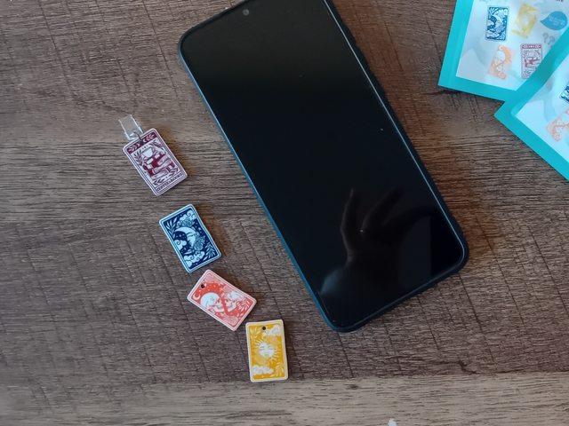 Pack mystère – Bijou de téléphone anti-poussière Tarot (Lune, Soleil, Amour, Books & Coffee) – Accessoire iOS & Android