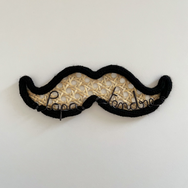 Décoration murale moustache en tricotin à personnaliser